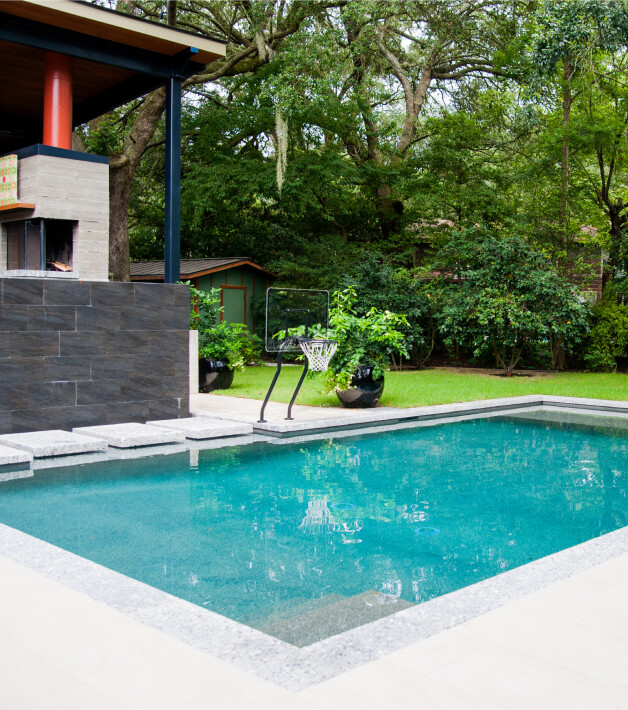 Creating family-friendly backyard swimming pool spaces